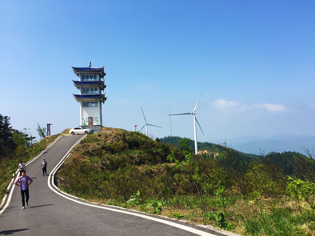 因由望城山,轿顶山,鹰嘴山,周家山和麻姑山五座山峰组成,故名"五尖山"